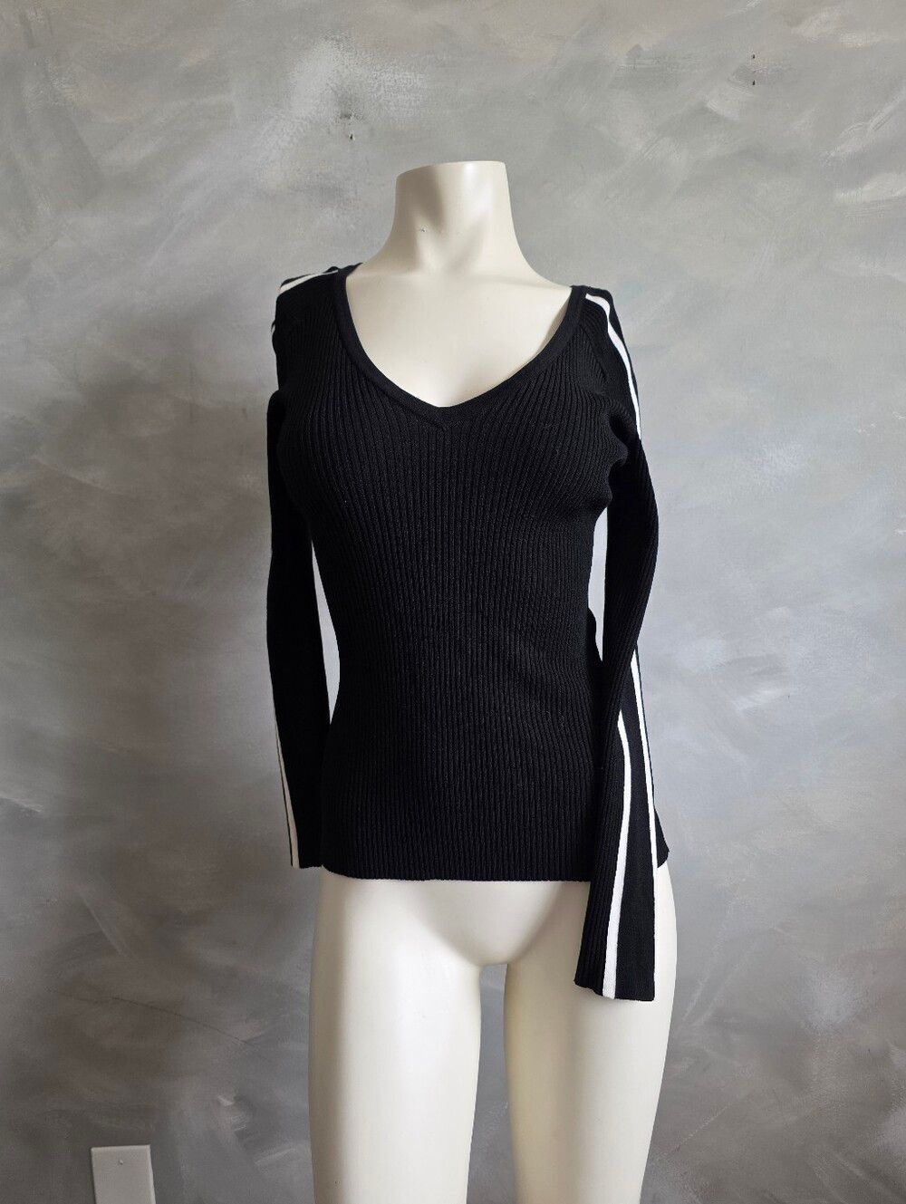 Milly Black White Racer Stripe Sleeve Knit Long Sleeve Sweater Sz M V Neck